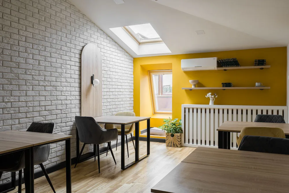 Birou privat cu perete galben la mansardă — Hublou Coworking