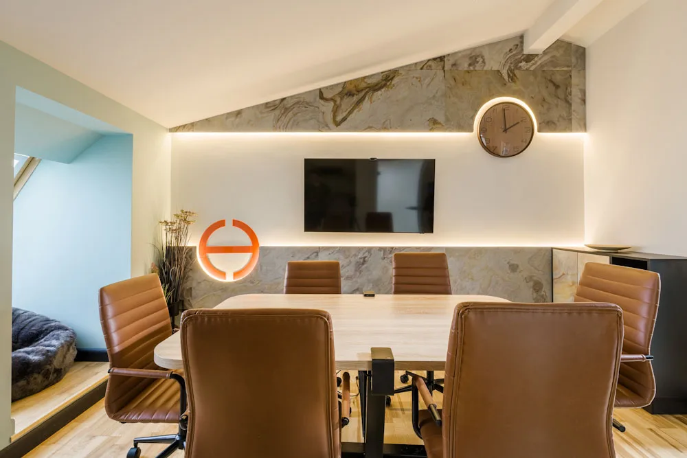 Sala de meeting cu ecran — Hublou Coworking