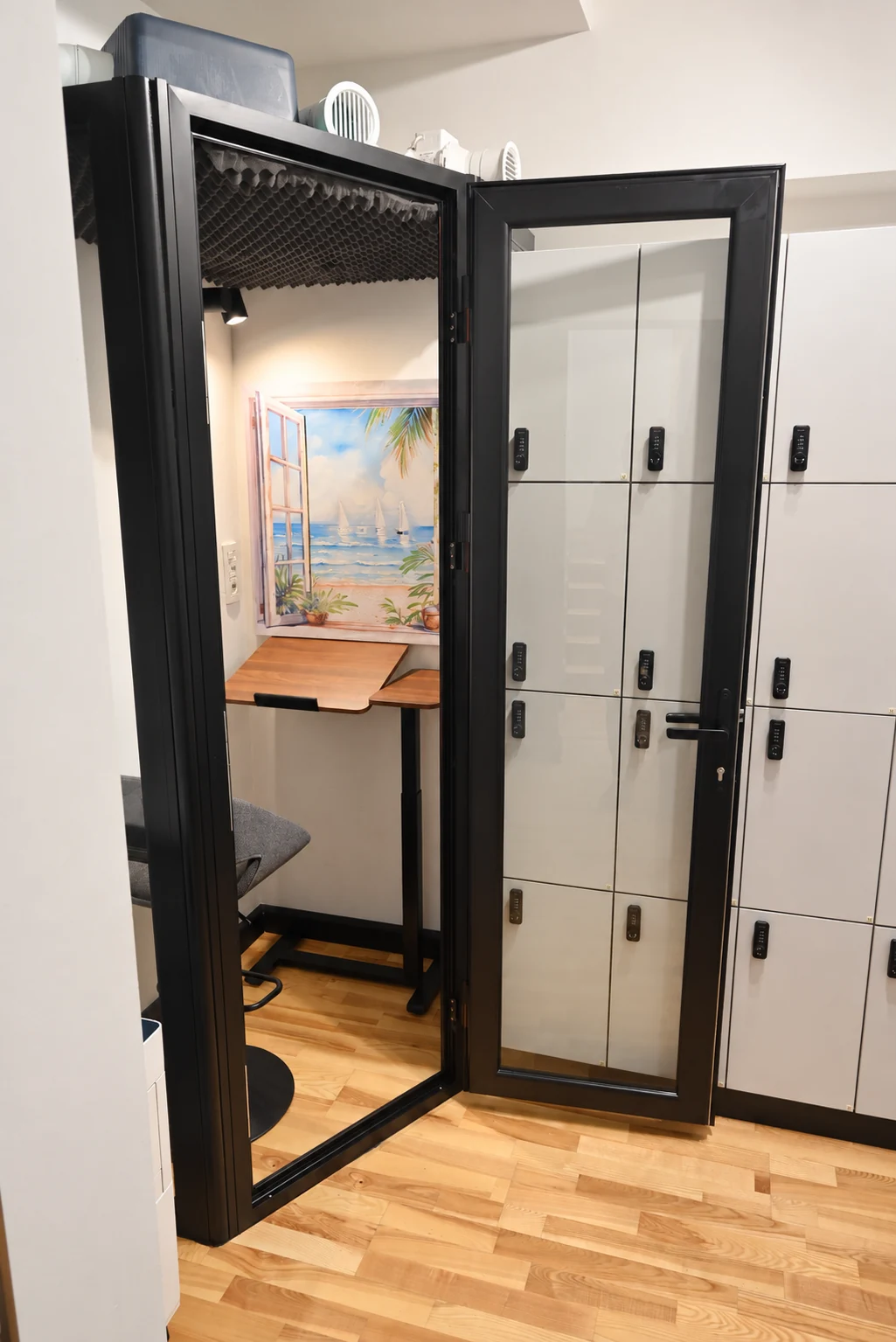 Phone booth izolat fonic, cu masă și scaun — Hublou Coworking București