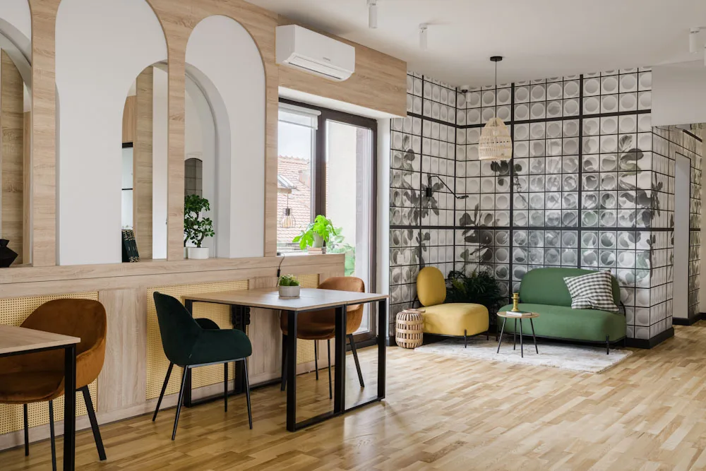 Deskuri lângă ferestrele arcuite — Hublou Coworking