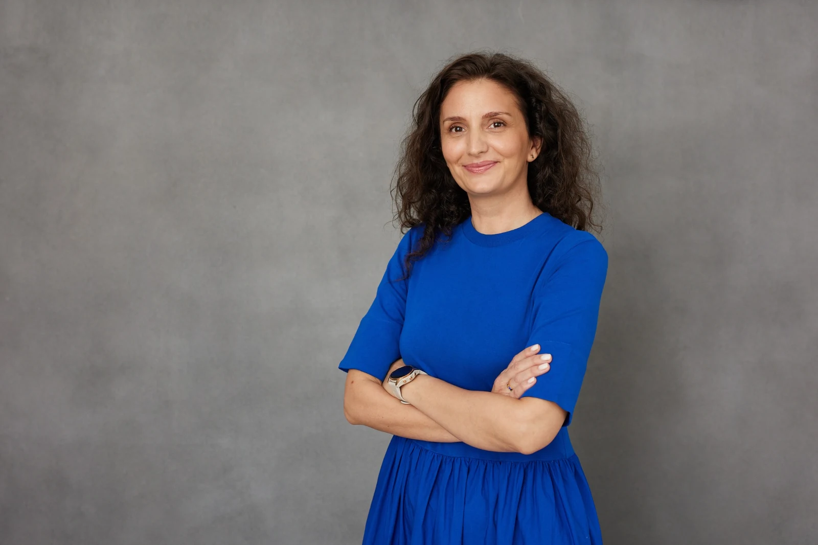 Carmen Pocovnicu, fondatoarea Hublou, în ținută albastră