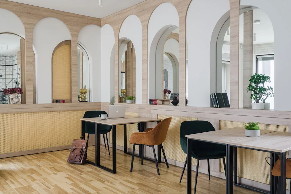 Deskuri lângă ferestrele arcuite — Hublou Coworking