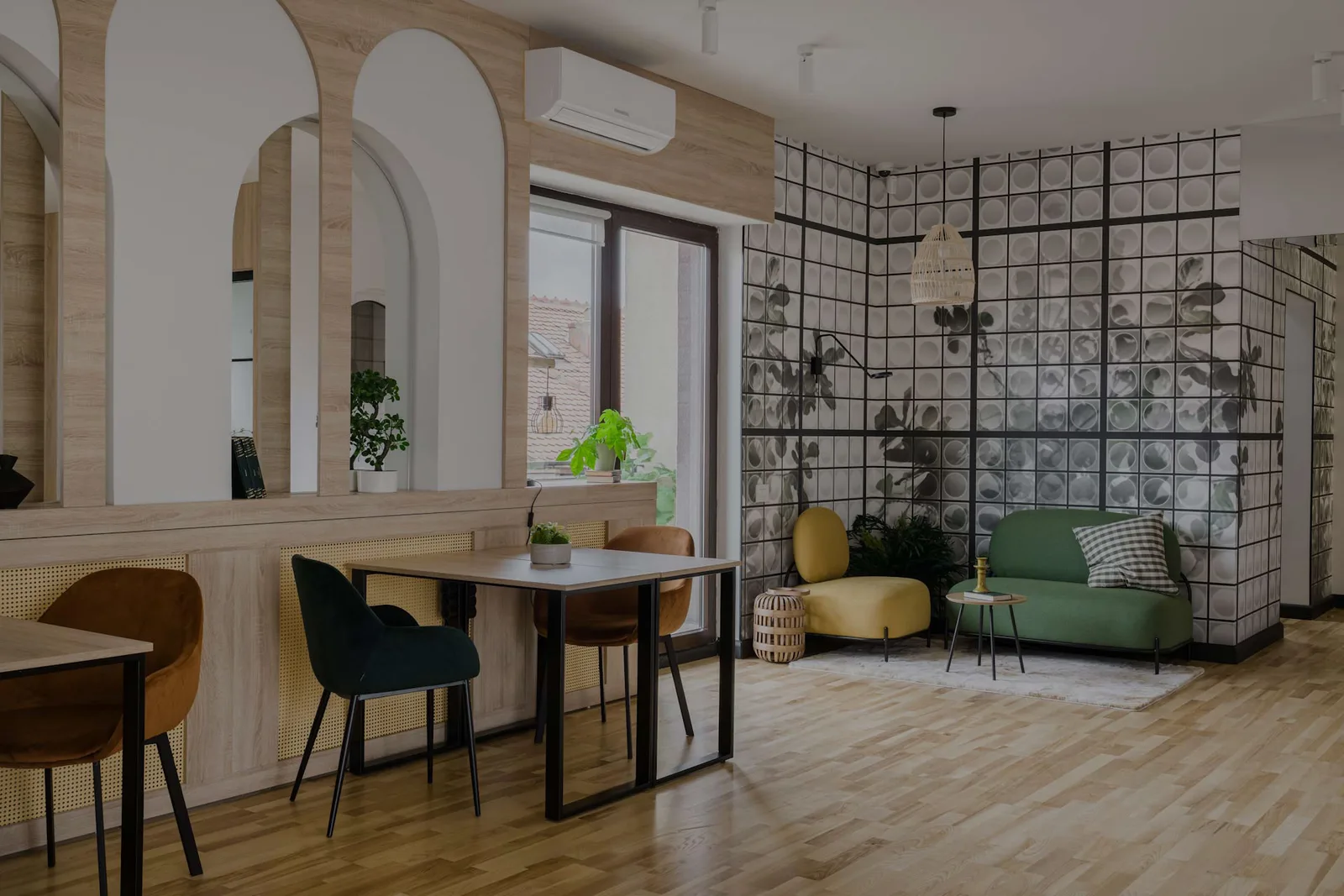 Deskuri lângă ferestrele arcuite și colț de relaxare — Hublou Coworking
